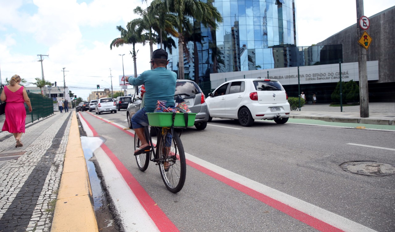 homem andando de bicicleta na ciclofaixa da barbosa de freitas